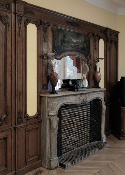Boiseries, salon du rez-de-chaussée. Détail de la cheminée.