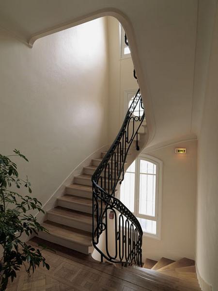 Vue de l'escalier au niveau du palier du premier étage au niveau du nouveau bâtiment construit en 1928.