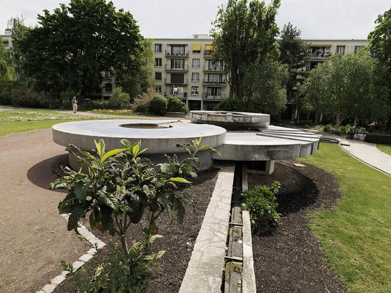 Vue des vestiges des aménagements hydrauliques du jardin.