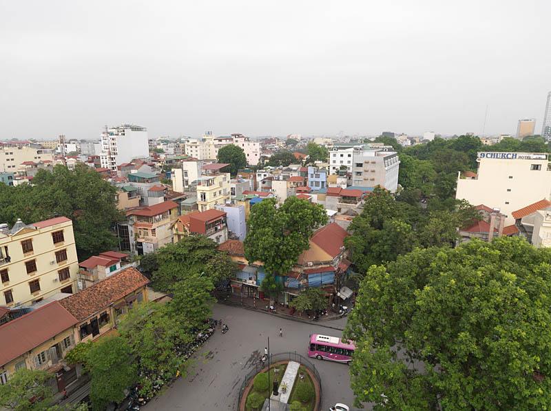 Vue générale d'Hanoï depuis la tour sud de la cathédrale, vers l'est. En bas, le parvis au carrefour des rues Ly Quoc Su et Nha Tho.