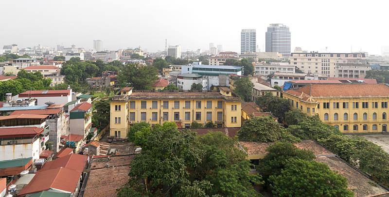 Vue générale d'Hanoï depuis la tour sud de la cathédrale, vers le sud. Au premier plan, les bâtiments du quartier de la mission.