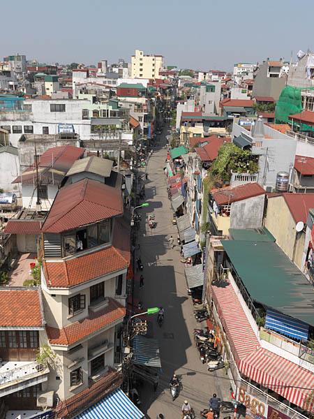 Vue de la rue Ta Hien depuis la terrasse d'un restaurant, rue Cau Go. Entrée dans le quartier des 36 rues.
