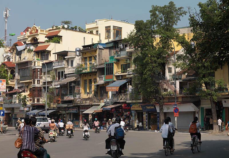Vue générale de compartiments anciens et modernes, rue Dinh Tiên Hoang, à l'entrée du quartier des Trente-six rues.