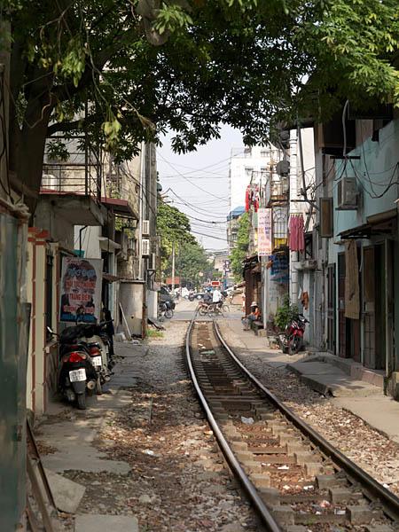 Vue de la voie ferrée traversant les rues Nguyen Thai Hoc et Dien Bien Phu.