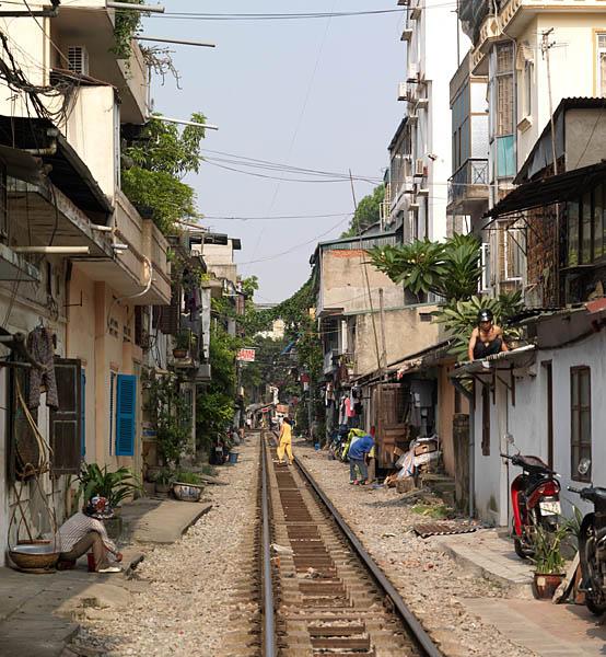 Vue de la voie ferrée traversant les rues Nguyen Thai Hoc et Dien Bien Phu.