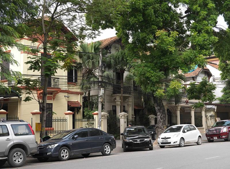Vue d'un alignement de villas, rue Ngô Quyên. Datant des années 1920, ces villas furent construites par un même entrepreneur et commanditées par une famille vietnamienne. Individualisées par leur décor de façade, elles différent également par leur taille adaptée au marché de la location.