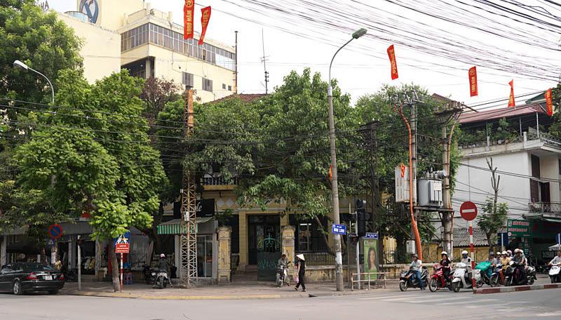 Vue de l'angle des rues Hang Bai et Ham Long.
