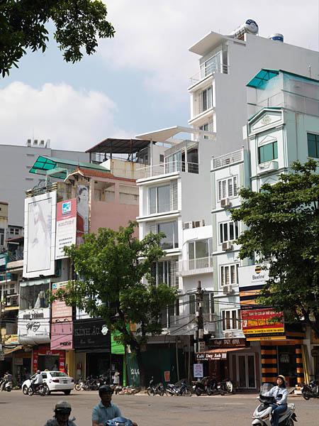 Vue d'ensemble de plusieurs immeubles, rue Hang Bong.