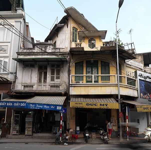 Maisons et commerces, à l'angle des rues Cha Ca et Lan Ong.