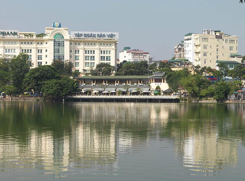 Vue du restaurant Nha Hang Thuy Ta sur la rive nord-ouest du lac Hoan Kiem. C'est l'un des seuls bâtiments publics d'époque coloniale dessiné par un architecte vietnamien.
