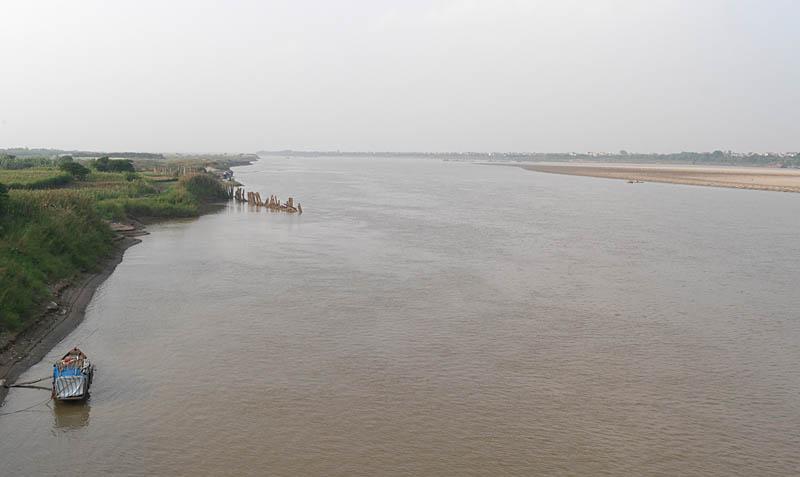 Vue du fleuve Song Tong depuis le pont Long Bien.
