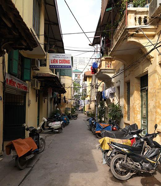 Lotissement, 59 rue Tran Quoc Toan. Vue du passage étroit autour duquel s'ordonne une dizaine de maisons.