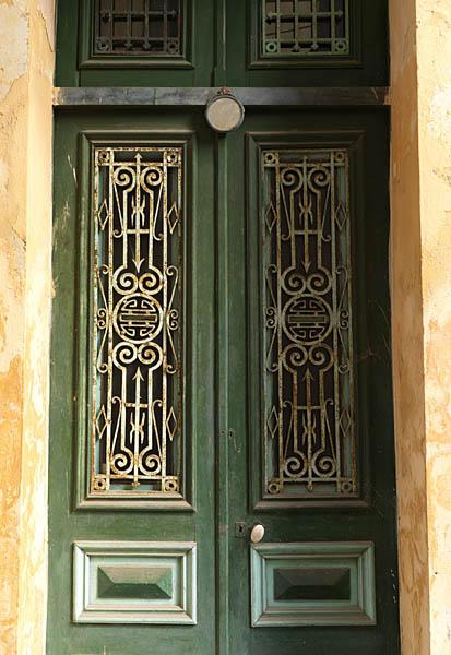 Lotissement, 59 rue Tran Quoc Toan. Détail de porte d'entrée d'une maison dans un lotissement. Les détails sont soignés comme ces portes en ferronnerie.