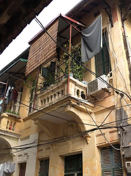 Lotissement, 59 rue Tran Quoc Toan. Vue d'un balcon sur une façade, avec console en béton.