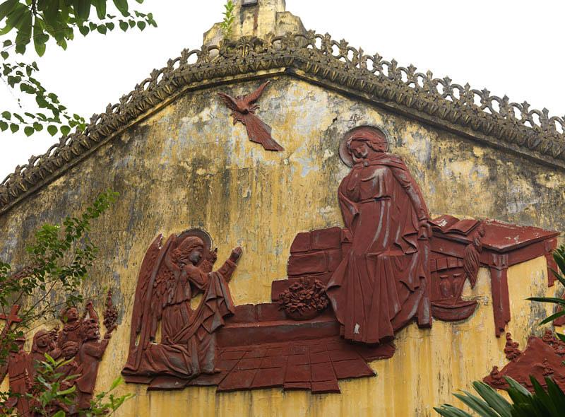 Résidence épiscopale, devenue chapelle, rue Nha Chung. Vue de détail d'un bas-relief sur un mur pignon d'un bâtiment annexe.