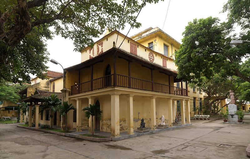 Résidence épiscopale, devenue chapelle, rue Nha Chung. Ensemble du bâtiment, vu de l'angle (1876).