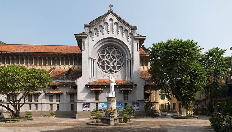 Eglise des Bienheureux Martyrs, rue Cua Bac. Vue rapprochée de la façade du transept sud.