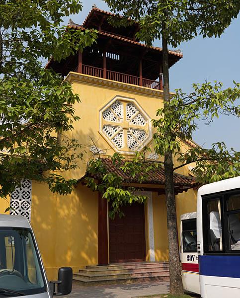 Eglise paroissiale des Dominicains, avenue Hung Vuong. Vue de l'entrée et du clocher.