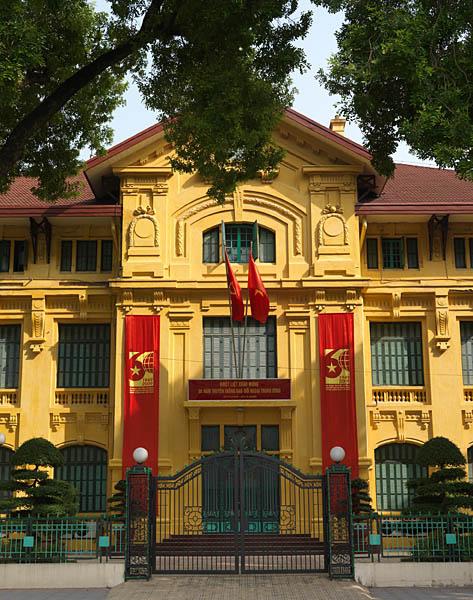 Bureau central du parti communiste du Vietnam, rue Hoang Van Thu. Vue de l'entrée du bâtiment sud.