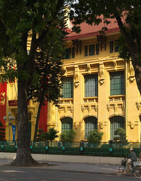 Bureau central du parti communiste du Vietnam, rue Hoang Van Thu. Détail de la façade du bâtiment sud.