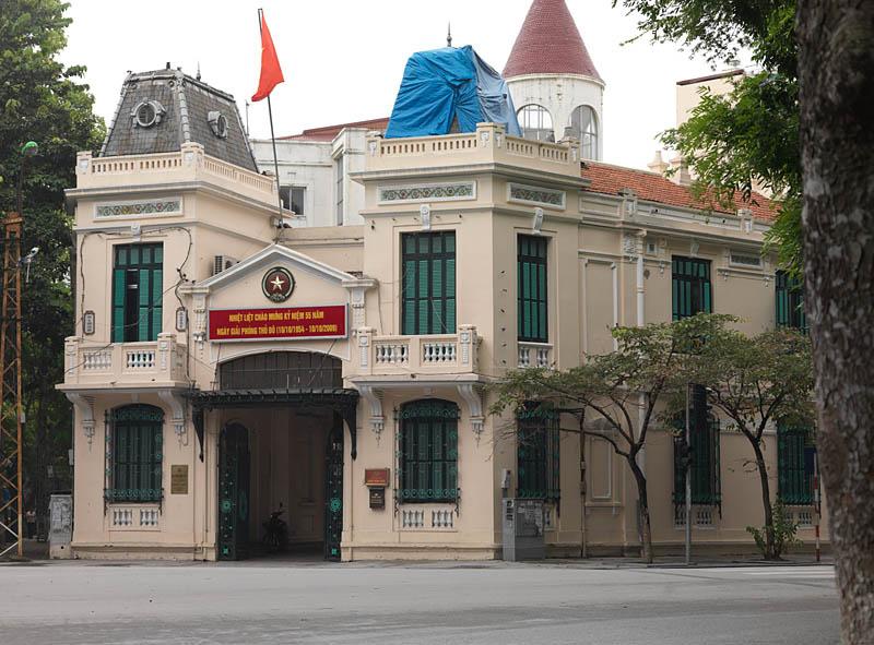 Vue de la façade principale du bâtiment de la police du district d'Hoan Kiem, rue Thai To. Adolphe Bussy, architecte, vers 1900.