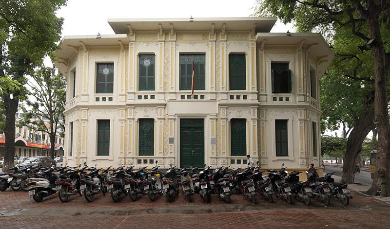 Ancien siège de l'AFIMA, aujourd'hui propriété du Ministère de la culture du Vietnam, angle rue Le Thai To et rue Hang Trong. Vue d'ensemble du siège de l'AFIMA (Association pour la formation intellectuelle et morale des anamites), construit vers 1924.