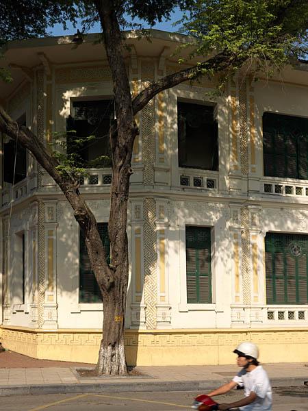 Ancien siège de l'AFIMA, angle rue Le Thai To et rue Hang Trong. Vue de l'angle du bâtiment.