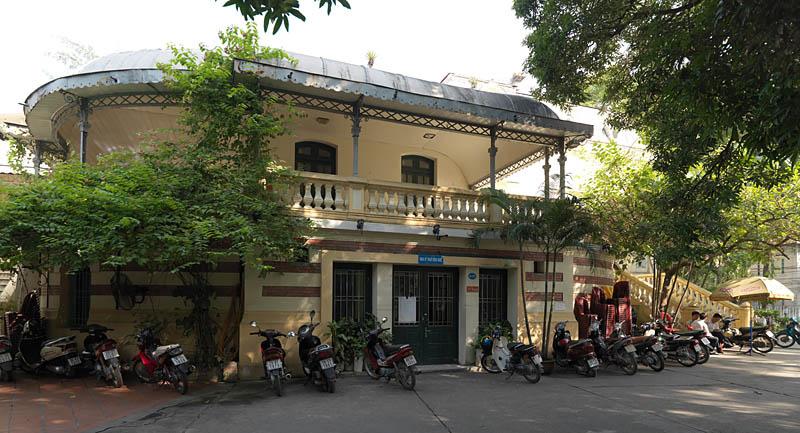 Ancien Cercle de l'Union, dit aussi Cercle du commerce, aujourd'hui Palais de la jeunesse, rue Tran Nguyen Han. Situé à l'ouest du lac Hoàn Kiêm, dans un angle de rue, ce bâtiment est enveloppé d'une grande terrasse surmontée de deux marquises et prolongée par un petit pavillon. Les dessus de fenêtres décorés de fleurs sont en zinc. (vers 1900).