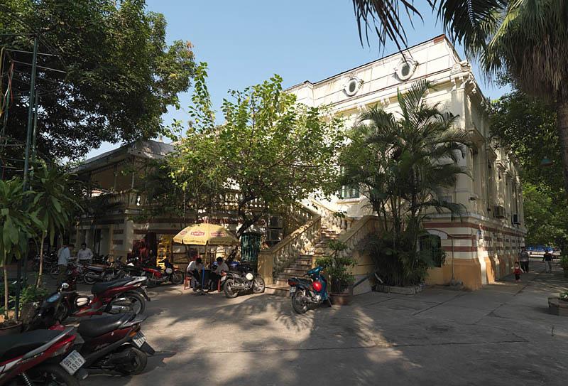 Ancien Cercle de l'Union, dit aussi Cercle du commerce, aujourd'hui Palais de la jeunesse, rue Tran Nguyen Han. A l'époque, le Cercle de l'Union proposait tous les types de loisirs pour les colons (spectacles, bibliothèque, sports...), on y adhérait moyennant finance. A l'ouest du lac Hoàn Kiêm, dans un angle de rue, ce bâtiment est enveloppé d'une grande terrasse surmontée de deux marquises et prolongée par un petit pavillon. Les dessus de fenêtres décorés de fleurs sont en zinc. (vers 1900).