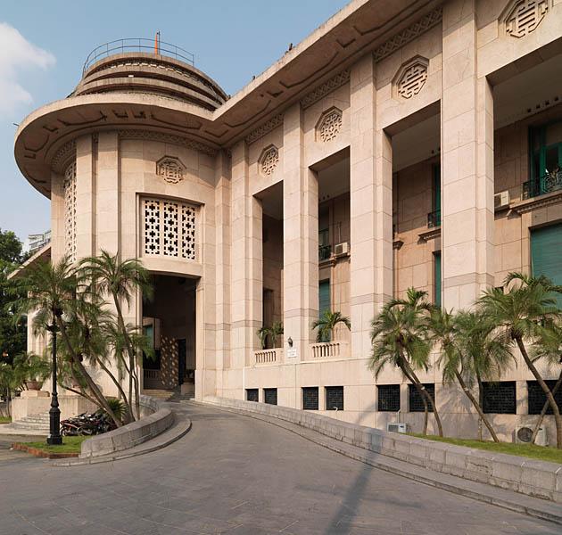 Banque d'Indochine, rue Ly Thai To. Vue rapprochée de la façade avec son décor de baies fermées avec des claustras imitant les idéogrammes. Félix Dumail, architecte, 1930.