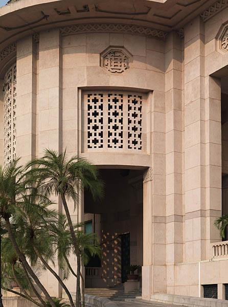 Banque d'Indochine, rue Ly Thai To. Vue rapprochée de la baie à claustras sur le côté latéral du porche d'entrée.