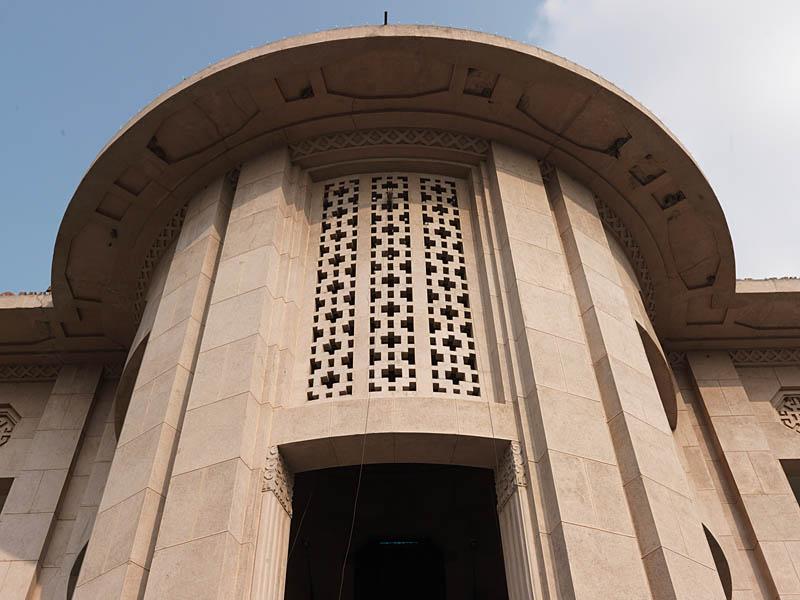 Banque d'Indochine, rue Ly Thai To. Baie à claire-voie du porche d'entrée de la banque. Félix Dumail, architecte, 1930.