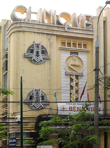 Clinique du docteur Vu Nqoc Huynh, actuellement hôpital de la police, rue Ly Thuong Kiet. Détail des décors de la façade personnalisant le bâtiment avec un caducée stylisé et les lettres du mot 'clinique'.