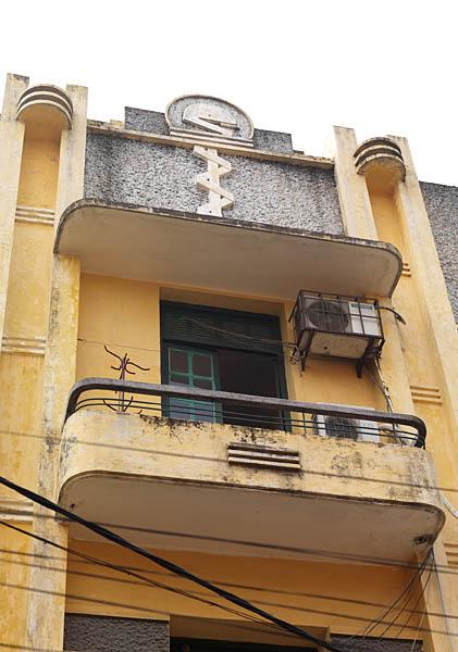 Clinique du docteur Vu Nqoc Huynh, actuellement hôpital de la police, rue Ly Thuong Kiet. Vue d'une baie surmontée d'un décor de façade.