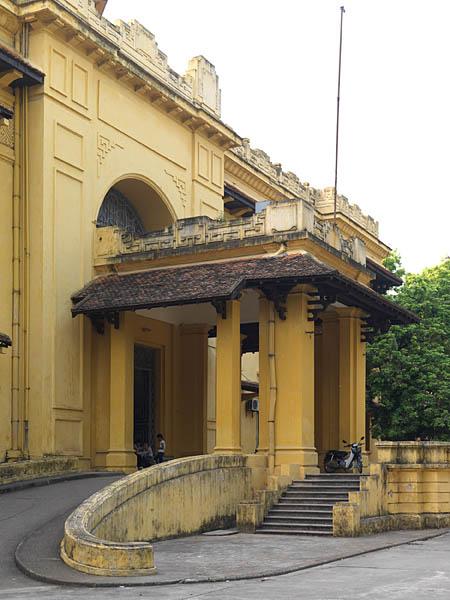 Université de médecine, rue Le Thanh Tong. Vue du porche d'entrée et escalier de la façade sur cour. (Ernest Hébrard et Sabrié architectes, 1927)