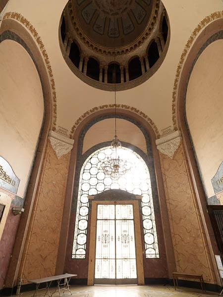 Université de médecine, rue Le Thanh Tong. Vue du hall d'entrée et de la coupole. L'Eveil économique de l'Indochine (n°398, 1925) vante la coupole, haute de 36 mètres, comme le symbole de l'université.
