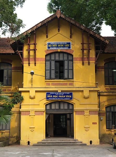 Université de médecine, rue Le Thanh Tong. Vue d'une entrée sur cour.