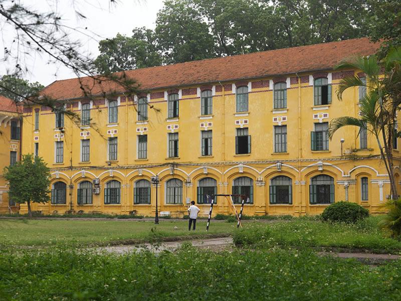 Lycée Chu Van An, anciennement lycée du Protectorat, rue Thuy Khue. Façade du bâtiment A donnant sur le lac Ho Tay.