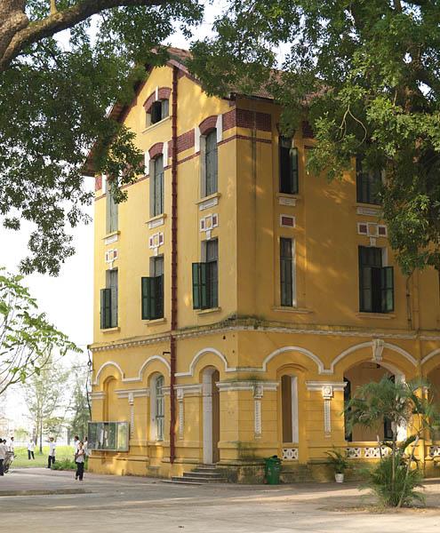 Lycée Chu Van An, anciennement lycée du Protectorat, rue Thuy Khue. Vue du bâtiment B.