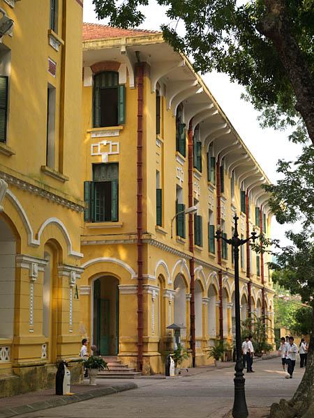 Lycée Chu Van An, anciennement lycée du Protectorat, rue Thuy Khue. Vue du bâtiment B. Le collège du Protectorat a été fondé en 1907. Composé de plusieurs bâtiments, il comprend aussi dans son enceinte la villa Schneider.