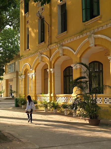 Lycée Chu Van An, anciennement lycée du Protectorat, rue Thuy Khue. Détail de façade du bâtiment A et de sa galerie ouverte au rez-de-chaussée.