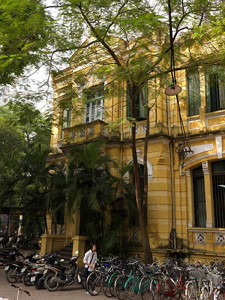 Vue de la façade d'une école.
