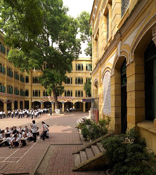 Vue des bâtiments et de la cour d'une école.