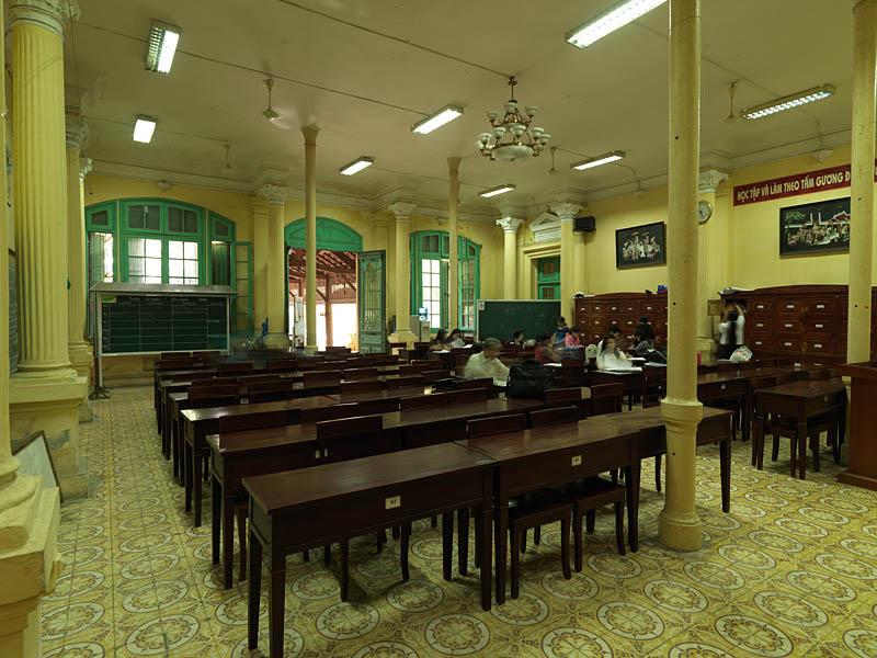 Vue intérieure d'une école.