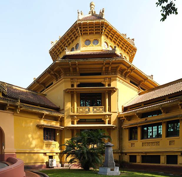 Musée de l'histoire du Vietnam, rue Trang Tien. Coupole centrale.