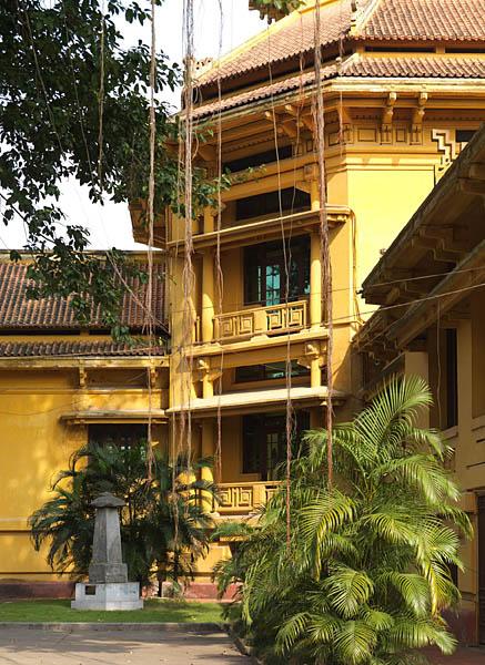 Musée de l'histoire du Vietnam, rue Trang Tien. Vue rapprochée de la coupole centrale.