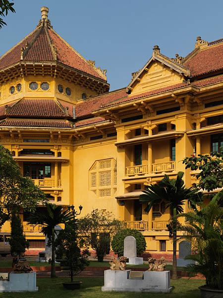 Musée de l'histoire du Vietnam, rue Trang Tien. Vue partielle du bâtiment et du jardin où sont exposées des stèles et sculptures vietnamiennes faisant partie des collections du musée.