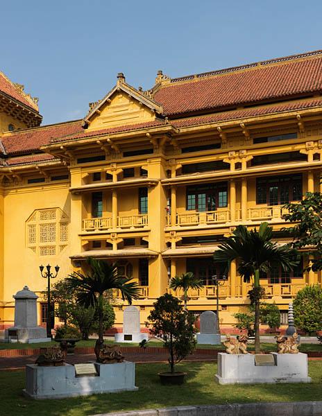 Musée de l'histoire du Vietnam, rue Trang Tien. Vue d'une partie de la façade et du jardin.