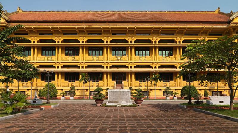 Musée de l'histoire du Vietnam, rue Trang Tien. Vue de la partie centrale de la façade. Ernest Hébrard, Charles Batteur, architectes, autour de 1930.