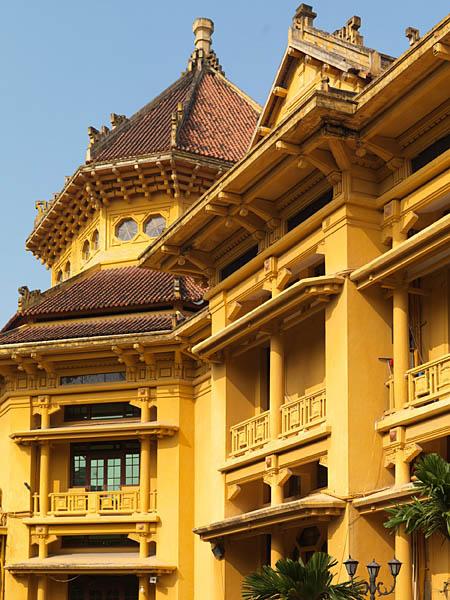 Musée de l'histoire du Vietnam, rue Trang Tien. Vue d'une aile de la façade. En béton armé, le bâtiment est équipé pour régler humidité et chaleur grâce à des pare-soleil et des ventilations.